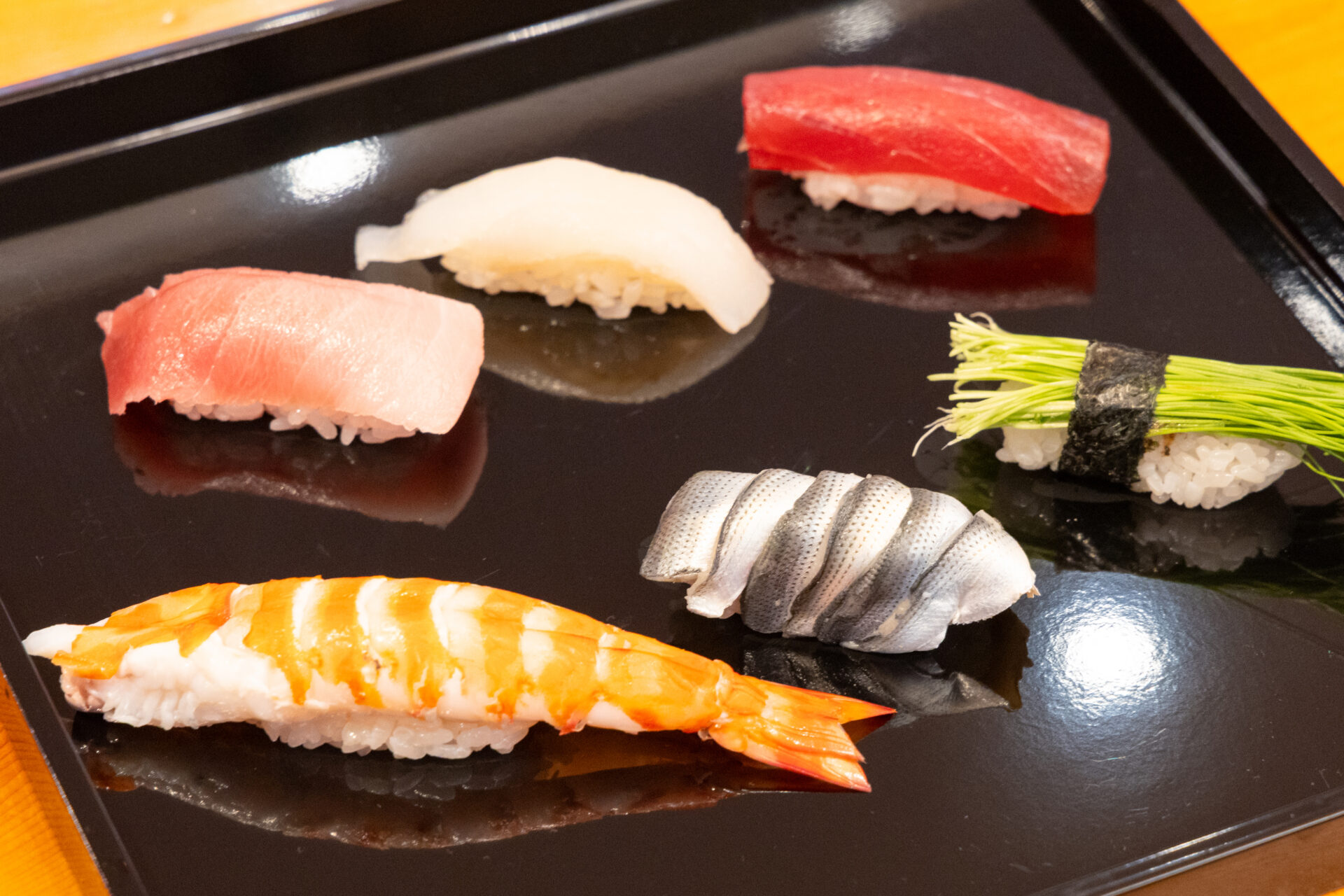 やはしら すし勘 日本酒棚（而今 一升瓶5本）